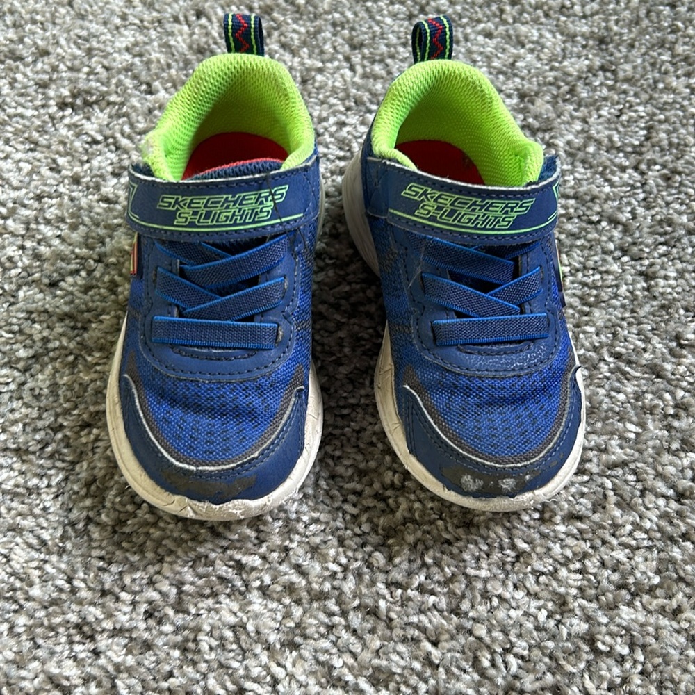 Skechers toddler boy tennis shoes, light up size 7. Blue, lime green and white